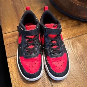 Nike kids boys /big kid size 2.5 gently worn, excellent condition